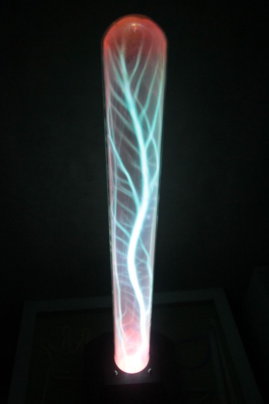 Красно-голубая плазменная труба